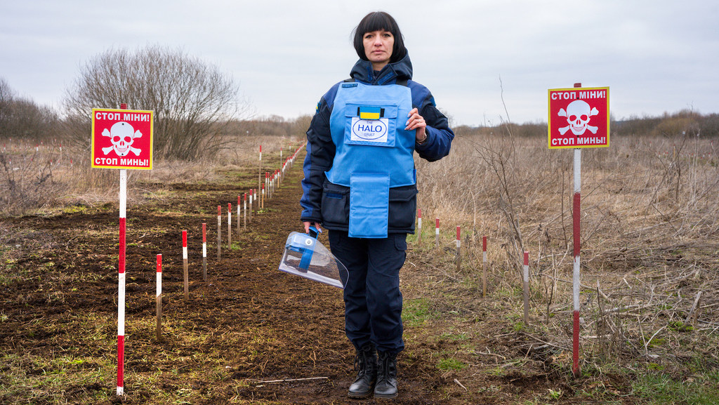 Un spécialiste en neutralisation des explosifs et munitions travaille en Ukraine pour dépolluer les terres contaminées par la guerre.